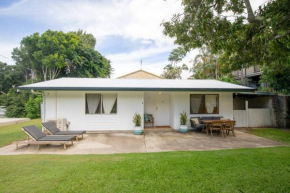 Cosy Straddie cottage + sleeps 6 + close to beach